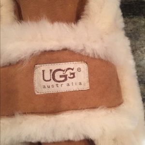 UGGS Designer pull through scarf. NWT